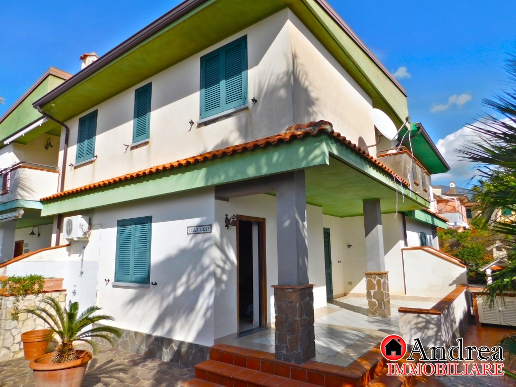 Villa quadrifamiliare su 2 livelli 