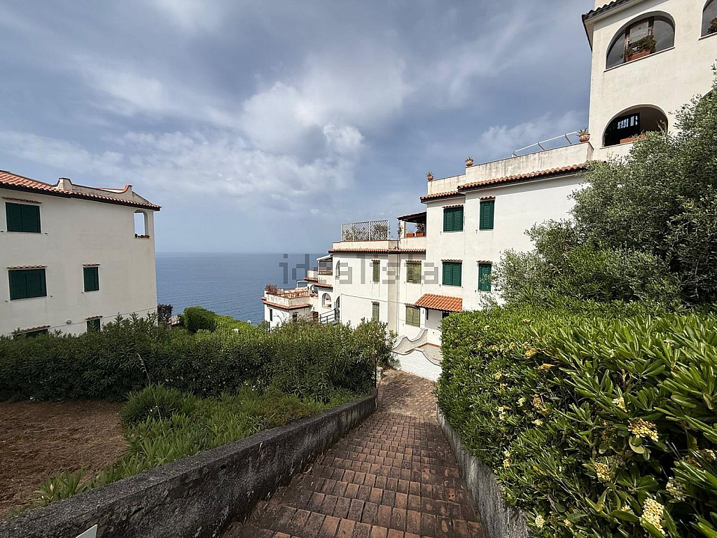 Quadrilocale piano terra con vista mare