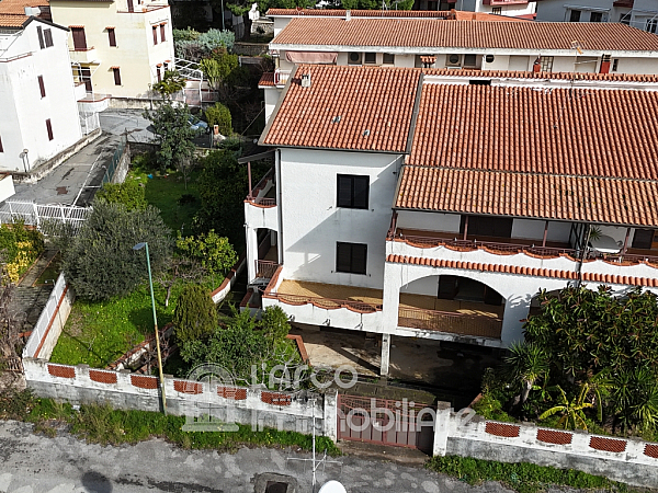 Ampio appartamento con terrazzo, garage e giardino